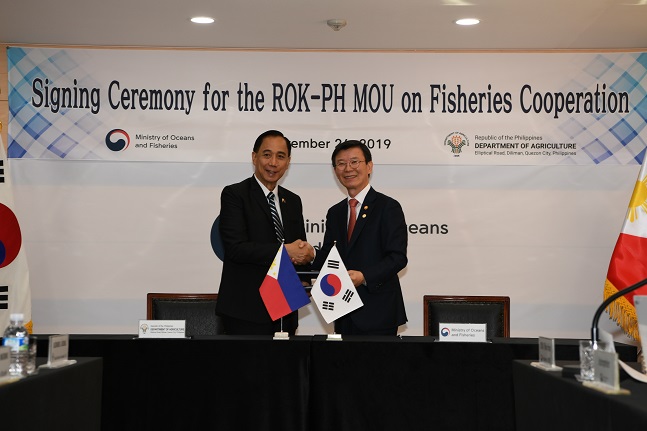 지난 26일 문성혁 해양수산부 장관과 필리핀 윌리엄 달(William D. Dar) 농업부 장관이 ‘한-필리핀 수산협력을 위한 양해각서(MOU)’를 체결하고 있다.@해양수산부