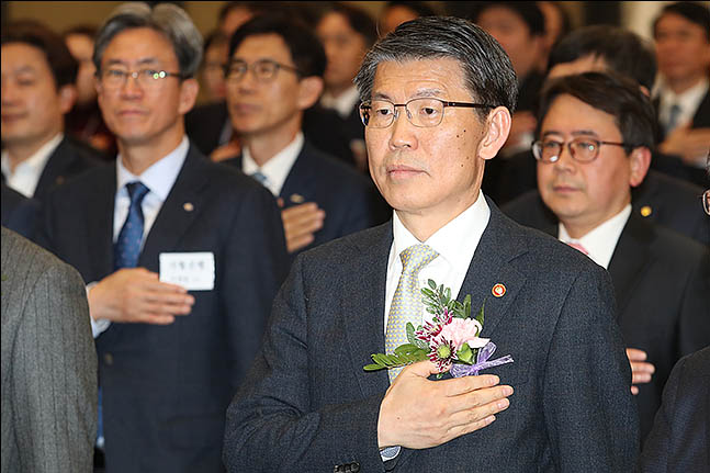 은성수 금융위원장이 28일 오후 서울 중구 은행회관빌딩에서 열린 제13회 자금세탁방지의 날 기념행사에 국민의례를 하고 있다. ⓒ데일리안 류영주 기자