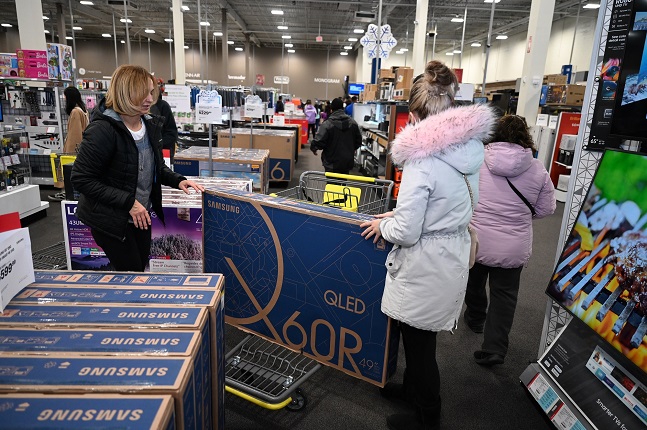 지난 달 29일(현지시간) 미국 최대 쇼핑 시즌인 블랙프라이데이를 맞아 뉴저지에 위치한 베스트바이 매장을 찾은 소비자들이 삼성 TV를 구매하고 있다.ⓒ삼성전자
