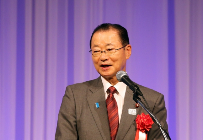 일한의원연맹 간사장인 가와무라 다케오 일본 중의원 의원이 지난 21일 오후 도쿄의 한 호텔에서 열린 한국관광공사 도쿄지사 개설 50주년 기념행사에서 축사를 하고 있다.ⓒ연합뉴스