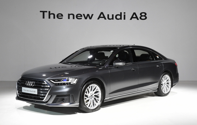 아우디는 아우디의 플래그십 프레스티지 대형 세단, ‘더 뉴 아우디A8 L 55 TFSI 콰트로(The new Audi A8 L 55 TFSI quattro)’를 출시한다고 2일 밝혔다.ⓒ아우디 코리아