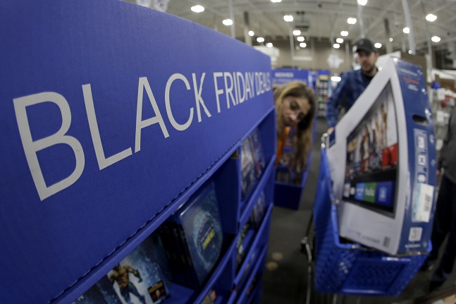 미국의 쇼핑 대목인 블랙프라이데이 시즌을 맞은 지난달 28일(현지시간) 캔자스주 오벌랜드파크에 위치한 전자제품 판매 업체 베스트 바이의 모습.ⓒAP/뉴시스