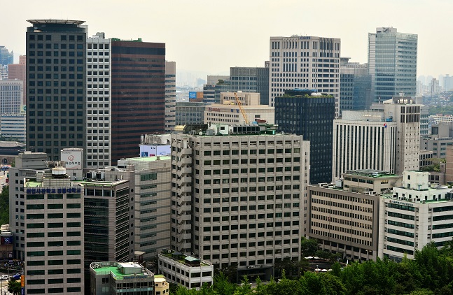 올해 주요 대기업 그룹사에서 3말4초(30대말·40대 초반) 임원 비중이 늘어날지 주목되고 있다. 사진은 대기업 건물들이 빼곡히 들어선 서울 도심의 모습.ⓒ뉴시스