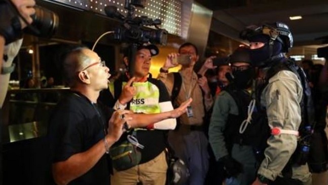 홍콩 센트럴역 인근에서 지난달 29일 한 시위 참가자와 경찰이 언쟁을 벌이고 있다.ⓒ연합뉴스 
