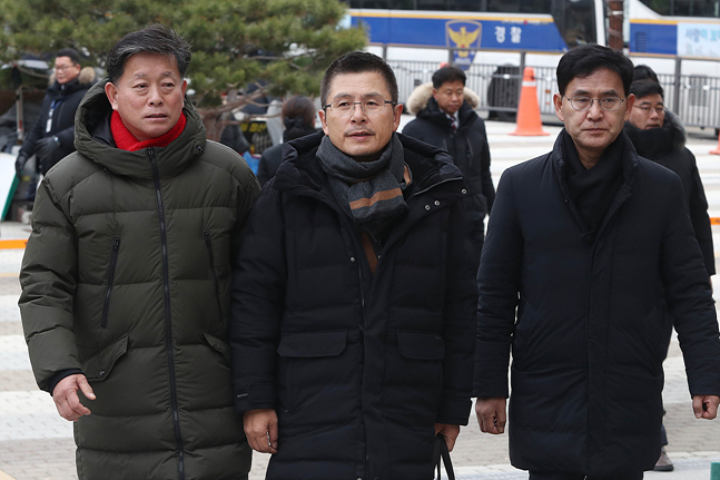 황교안 자유한국당 대표가 3일 서울 종로구 청와대 앞 분수대 광장에 설치된 천막농성장으로 출근하고 있다. ⓒ데일리안 홍금표 기자