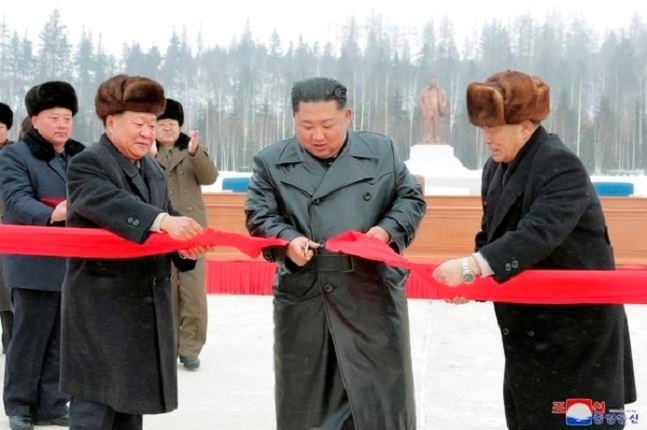 김정은 북한 국무위원장이 백두산 삼지연군 읍지구 준공식에 참석해 준공테이프를 끊었다고 조선중앙통신이 3일 보도했다. ⓒ조선중앙통신