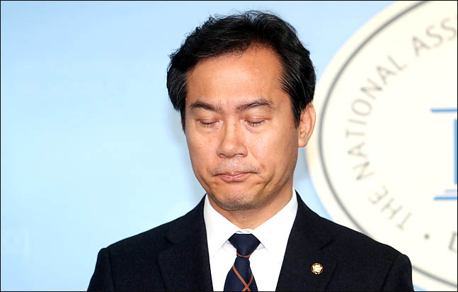 김영우 자유한국당 의원이 4일 오전 국회 정론관에서 총선 불출마를 밝힌 뒤 굳은 표정을 하고 있다. ⓒ데일리안 박항구 기자