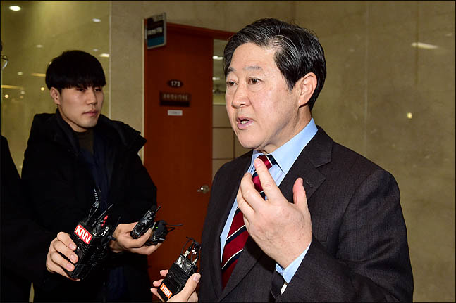 유기준 자유한국당 의원이 4일 국회 정론관에서 원내대표 출마를 공식 선언한 뒤 기자들의 질문에 답하고 있다. ⓒ데일리안 박항구 기자