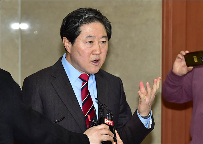 유기준 자유한국당 의원이 4일 국회 정론관에서 원내대표 출마를 공식 선언한 뒤 기자들의 질문에 답하고 있다. ⓒ데일리안 박항구 기자