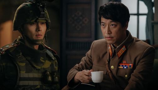 ‘사랑의 불시착’ 속 현빈과 오만석의 날 선 대립이 예고되며 시선이 집중되고 있다. ⓒ tvN