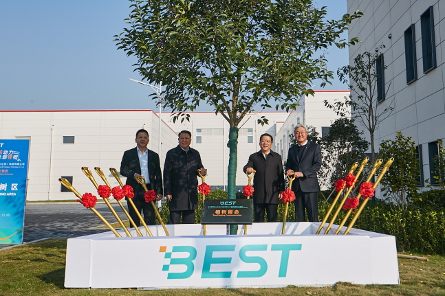 김준 SK이노베이션 총괄사장(오른쪽에서 첫 번째)이 배터리 셀 공장 ‘BEST’의 준공식에서 관계자들과 기념 식수를 하고 있다.ⓒSK이노베이션