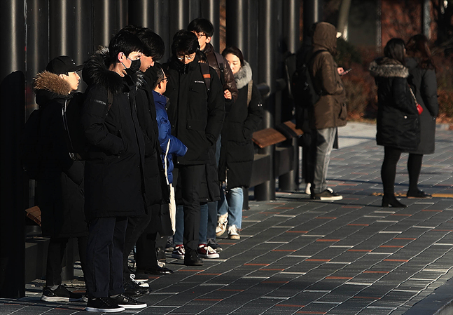 서울 아침 최저기온이 영하 11도를 기록하며 올 겨울 들어 가장 매서운 추위가 찾아온 6일 서울 관악구 서울대학교에서 학생들이 움츠린 채 버스를 기다리고 있다. ⓒ데일리안 홍금표 기자