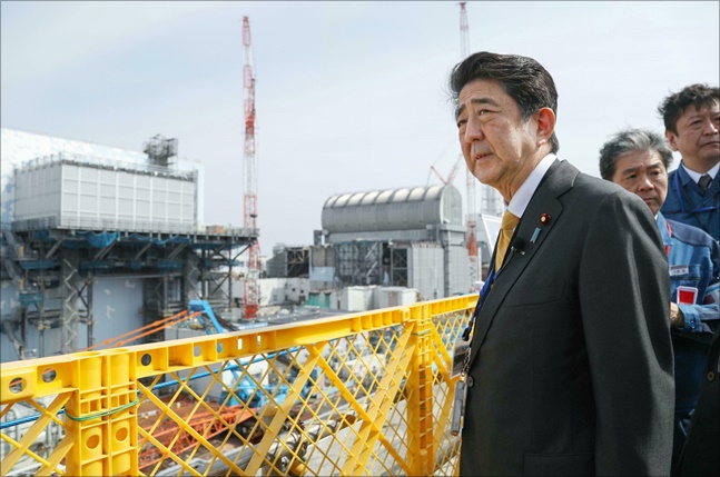 아베 신조 일본 총리는 지난 4월 일본 후쿠시마현 오쿠마의 후쿠시마 제1원전을 방문했다. ⓒ 뉴시스 