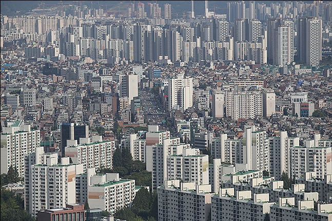 100조원에 육박한 부동산 프로젝트파이낸싱(PF) 위험 노출액(익스포저)에 정부가 칼을 빼들면서 금융투자업계 불만이 쏟아지고 있다.사진은 서울 전경.ⓒ데일리안 류영주 기자