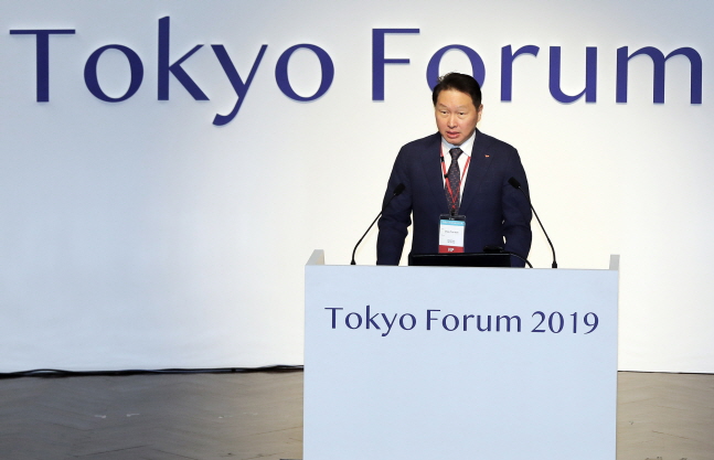 최태원 SK 회장이 6일 일본 도쿄대에서 열린 ‘도쿄포럼 2019’ 개막식에서 연설을 하고 있다.ⓒSK그룹