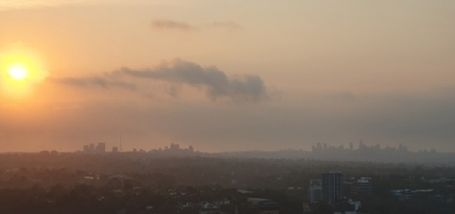 NSW주 전역에서 발생한 산불 연기로 뿌옇게 변한 시드니의 모습.ⓒ연합뉴스 