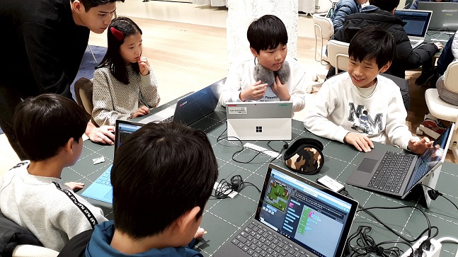 지난달 30일 SK텔레콤 서울 보신각점에서 초등생 대상 마인크래프트를 활용한 코딩 시범 교육을 하고 있다.ⓒSK텔레콤