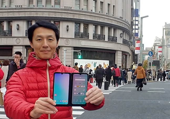 LG전자 일본법인 직원이 일본 도쿄의 유명 번화가 '긴자(Ginza)' 거리에서 LG G8X 씽큐(ThinQ)를 소개하고 있다.ⓒLG전자