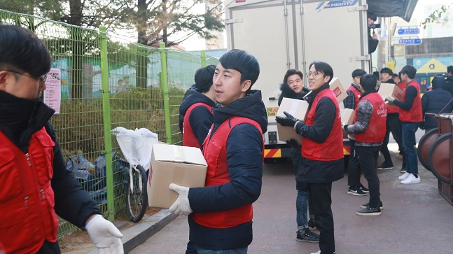 LG전자 임직원들이 지난 6일 서울 영등포구 일대에 거주하는 쪽방촌 500여 가구에 직접 담근 김치와 반찬 등을 전달하고 있다.ⓒLG전자