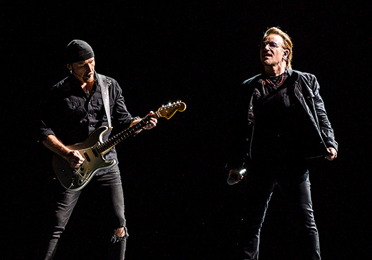 8일 첫 내한공연을 가진 그룹 U2의 리더 보노(오른쪽)가 9일 문재인 대통령을 접견한다. ⓒ 라이브네이션코리아