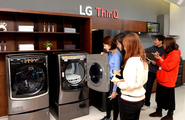 LG전자 ‘新가전 고객 자문단’이 지난 6일 서울 강서구 LG사이언스파크에서 열린 워크숍에서 LG전자 제품을 살펴보고 있다.ⓒLG전자
