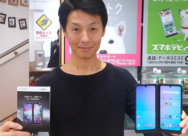 LG전자 일본법인 직원이 일본 도쿄 소재 소프트뱅크 매장에서 'LG G8X 씽큐(ThinQ)'를 소개하고 있다.ⓒLG전자