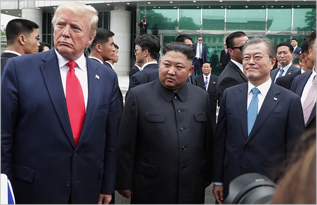 문재인 대통령, 김정은 북한 국무위원장, 도널드 트럼프 미국대통령이 지난 6월 판문점 공동경비구역 자유의 집 앞에서 회동하고 있다. ⓒ청와대