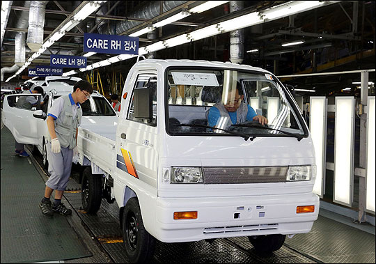한국GM 창원공장에서 경상용차 라보를 생산하고 있다. 라보는 대우자동차 시절 개발된 차량이다. ⓒ한국GM