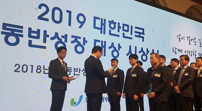 임동아 네이버 리더(왼쪽에서 네 번째)가 지난 9일 서울 강남구 임피리얼팰리스 서울에서 열린 ‘2019 대한민국 동반성장 시상식’에서 ‘동반성장지수 최우수 기업상’을 수상하고 있다.ⓒ네이버
