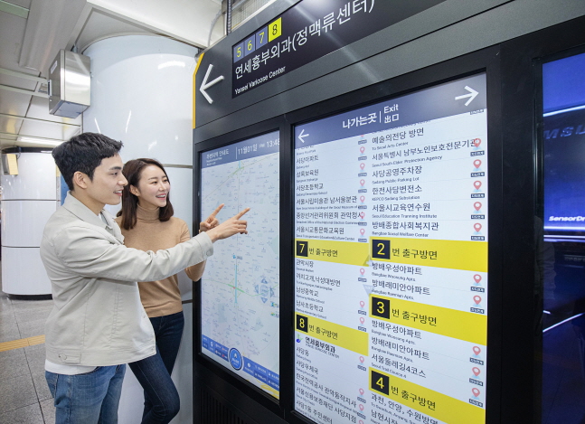 삼성전자가 서울 지하철 90개 역사에 스마트 사이니지를 설치했다. 사진은 삼성전자 모델들이 서울지하철 2·4호선 사당역에 설치된 삼성 스마트 사이니지 종합 안내도를 살펴보고 있는 모습.ⓒ삼성전자