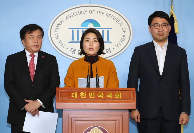 자유한국당 이진복, 전희경 의원이 11일 서울 여의도 국회에서 총선기획단회의 브리핑을 하고 있다.ⓒ뉴시스