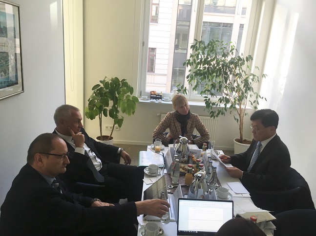 정만기 KAMA 회장이 10일(현지시간) 베를린 독일자동차산업협회(VDA) 사무소를 방문해 버나드 매츠 VDA 회장과 자동차 업계 간 협력강화를 위한 협력의향서(LOI)를 체결하고 있다. ⓒ한국자동차산업협회
