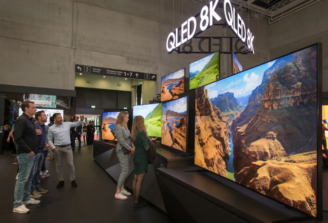 내년부터 삼성전자와 LG전자를 중심으로 한·중·일간 8K TV 시장을 놓고 글로벌 패권 전쟁이 본격적으로 점화된다. 사진은 지난 9월 독일 베를린에서 열린 유럽 최대 가전전시회 'IFA 2019' 에서 관람객들이 삼성전자의 QLED 8K TV를 살펴보고 있는 모습.ⓒ삼성전자
