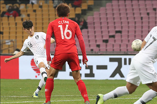 [한국 홍콩] 황인범이 전반 추가시간 환상 프리킥 골을 터뜨렸다. ⓒ 데일리안 류영주 기자