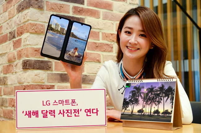 LG전자 모델이 12일 LG 스마트폰으로 직접 촬영한 사진을 활용, 2020년 달력을 제작하는 이벤트를 실시한다는 소식을 전하고 있다.ⓒLG전자