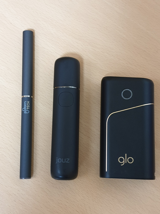 플룸테크(왼쪽)와 타사 전자담배 크기 비교.ⓒ데일리안