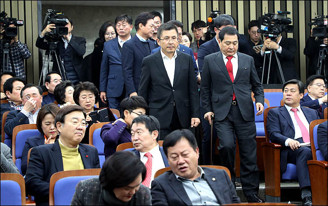 황교안 자유한국당 대표와 심재철 원내대표가 12일 오후 국회에서 열린 의원총회에 들어서고 있다. ⓒ데일리안 박항구 기자 