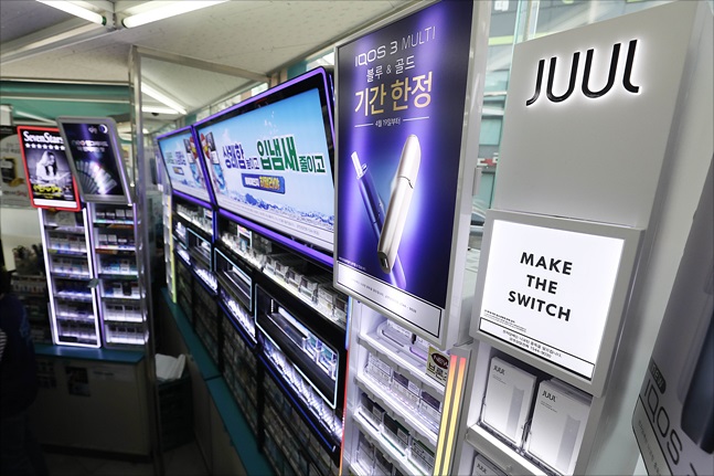 서울 성북구의 한 편의점에 액상형 전자담배 등이 진열되어 있다.ⓒ데일리안
