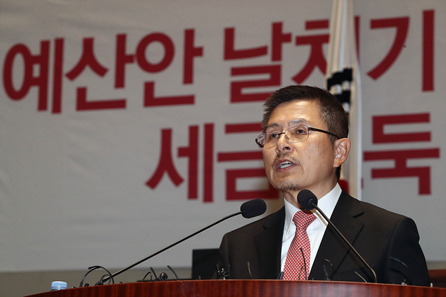 황교안 자유한국당 대표가 11일 오후 서울 여의도 국회에서 열린 자유한국당 의원총회에서 발언을 하고 있다. ⓒ데일리안 홍금표 기자