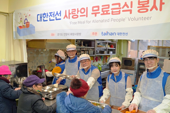 나형균 대한전선 사장(왼쪽에서 두번째)이 지난 12일 경기도 안양 희망사랑방에서 임직원들과 함께 무료 급식을 하고 있다.ⓒ대한전선