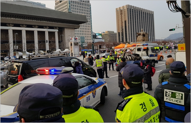 보수단체 스피커 차량이 '해리스 참수 경연대회' 집회현장 근처에서 '김정은 참수'를 외치다 경찰에 제지당하고 있다. ⓒ데일리안