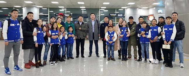 에어부산의 사회공헌 활동인 '몽골 근로자 자녀 초청 행사' 참가자들이 13일 김해국제공항에 도착해 기념촬영을 하고 있다.ⓒ에어부산