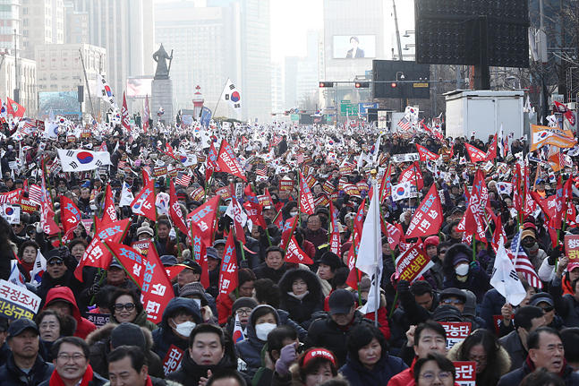 14일 오후 서울 종로구 세종대로에서 열린 자유한국당 문정권 국정농단 3대 게이트 규탄대회에서 당원 및 지지자들이 구호를 외치고 있다.  ⓒ데일리안 홍금표 기자