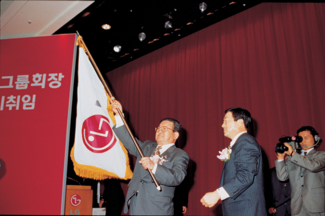 구자경 LG그룹 명예회장(왼쪽)이 지난 1995년 2월 개최된 회장 이취임식에서 구본무 당시 회장에게 LG그룹의 사기를 전달하고 있다.ⓒLG