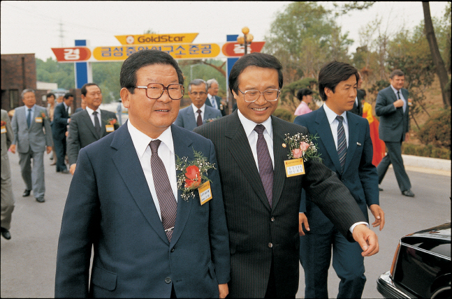구자경 LG그룹 명예회장(왼쪽)이 지난 1987년 5월 서울 우면동금성사 중앙연구소 준공식에서 참석자들과 행사장으로 들어서고 있다.ⓒLG