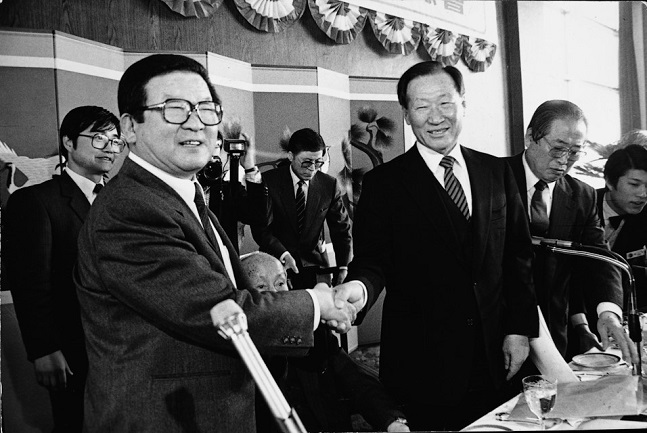 구자경 LG그룹 명예회장(왼쪽)이 1987년 2월 제26차 전국경제인연합회 정기총회에서 18대 전경련 회장으로 추대된 후 정주영 전임회장(오른쪽)으로부터 축하받고 있다.ⓒLG