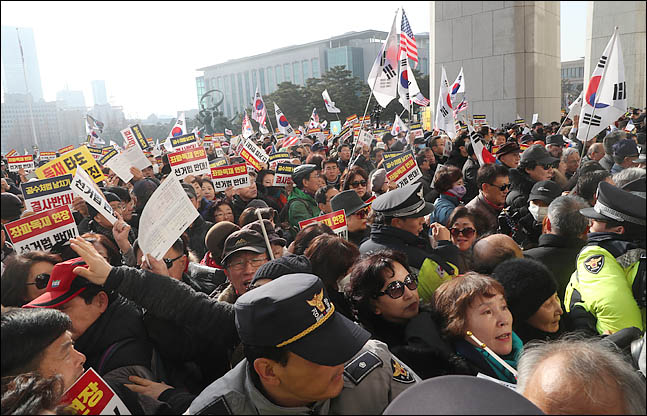 16일 오전 국회 본청 계단 앞에서 자유한국당이 주최해 열린 '공수처법 선거법 날치기 저지 규탄대회' 에 참석한 자유한국당 지지자들이 국회 본청 진입을 시도하고 있다. ⓒ데일리안 박항구 기자 