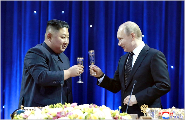 김정은 북한 국무위원장과 블라디미르 푸틴 러시아 대통령이 지난 4월 러시아 블라디보스토크에서 정상회담을 진행하고 있다. ⓒ조선중앙통신