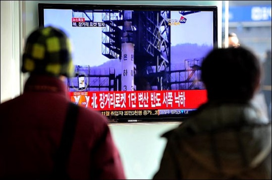 북한이 국제사회의 우려속에도 장거리 로켓 추진체 은하3호를 통한 위성 ´광명성3호´의 전격 발사를 감행한 지난 2012년 12월 13일 서울역에서 시민들이 북한 미사일 발사 뉴스속보를 보고 있다. ⓒ데일리안 박항구 기자