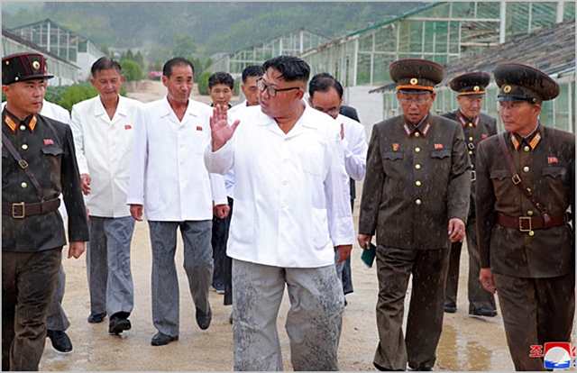 김정은 북한 국무위원장이 지난해 11월 양덕군 온천지구를 시찰하고 있다. ⓒ조선중앙통신